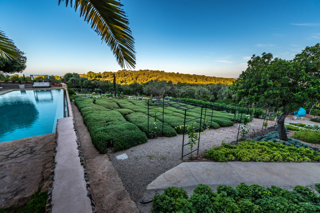 Große Gartenanlage in Santanyí mit Infinity-Pool, geschnittenem Rosmarin und Blick über die Olivenhaine